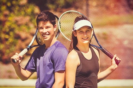 テニスを楽しむ男女
