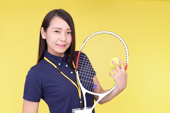 テニスコーチの女性