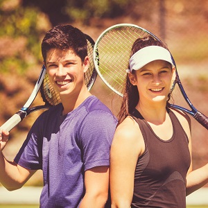 テニスを楽しむ男女