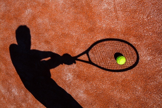 テニスのバックハンドの影
