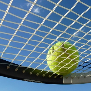 テニスラケットと青空